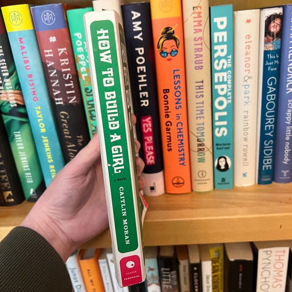 4/$25 How to Build a Girl by Caitlin Moran - Picture 3 of 4